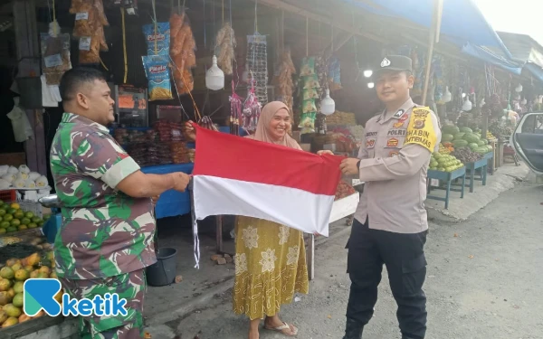 Thumbnail Berita - Polsek dan Koramil Babahrot Ajak Warga Kibarkan Bendera Merah Putih Sambut HUT ke-80 RI