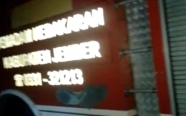 Thumbnail Berita - Truk Damkar di Jember Mogok Jadi Viral, Warga Berjuang Padamkan Api Sendiri