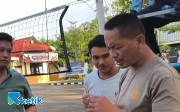 Thumbnail Kapolsek Sokobanah Sampang Janji Bubarkan Arena Sabung Ayam di Desa Bira Tengah
