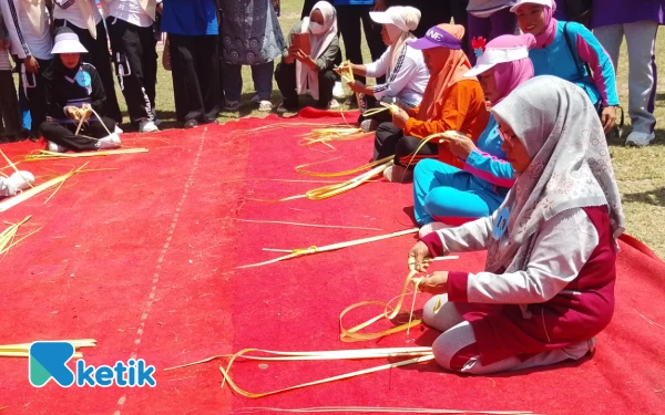 Thumbnail Berita - Rangkaian HKG PKK 53, 10 Peserta Adu Ketangkasan Anyam Sarang Ketupat