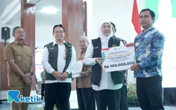 Thumbnail Berita - Salurkan Bansos di Pacitan, Gubernur Khofifah: Jangan Dipakai untuk Judi Online