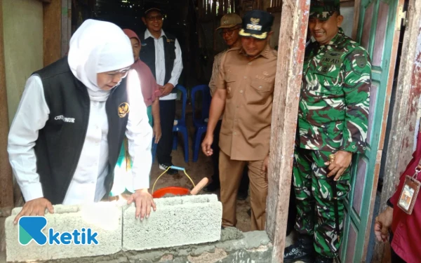 Thumbnail Berita - Khofifah Resmikan Dua Rumah Warga Pacitan Penerima Bantuan Rutilahu