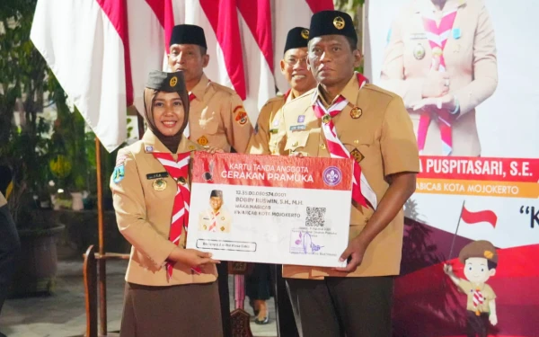 Thumbnail Berita - Ulang janji Jelang Peringatan Hari Pramuka Ke-64, Ketua Mabicab Kota Mojokerto Serahkan Kartu Anggota ke Forkopimda