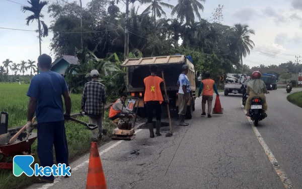 Thumbnail Berita - Proyek Tambal Sulam Jalan Nasional di Abdya Sempat Dibiarkan, Kini Diaspal Hotmix