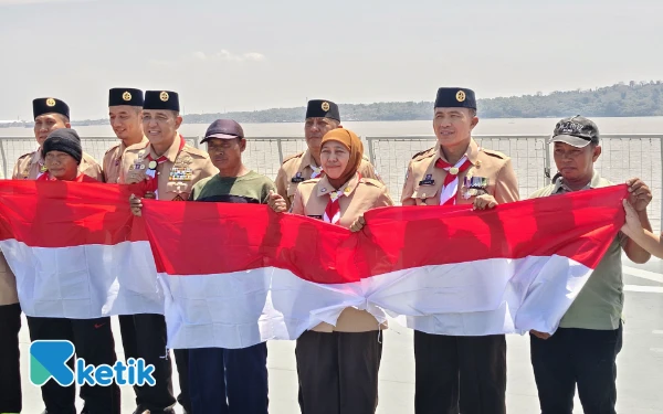 Thumbnail Bagikan Sembako dan Bendera, Khofifah Harap Nelayan Tak Lupakan Lagu Hari Merdeka