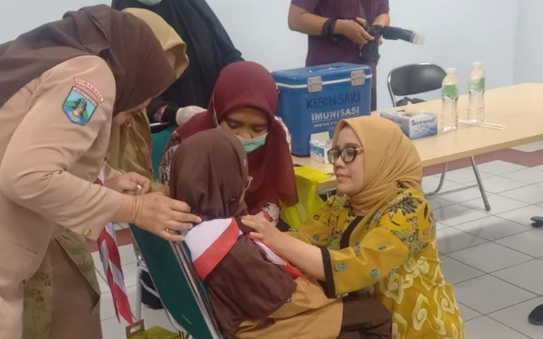 Thumbnail Ketua PKK Kota Surabaya Tinjau Langsung Bulan Imunisasi Anak Nasional di MI MAS