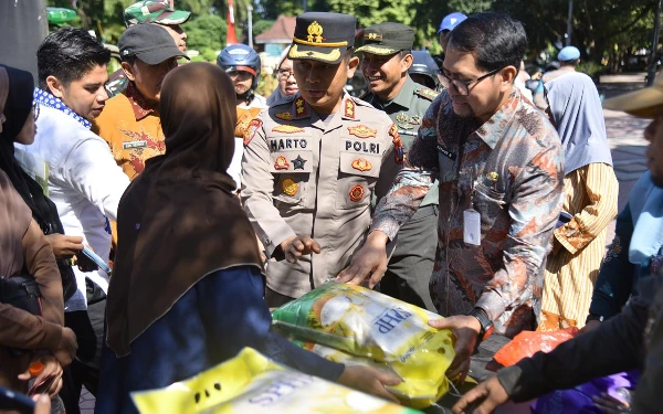 Thumbnail Dukung Stabilitas Pangan, Polres Bondowoso Gelar Operasi Pasar Beras Murah