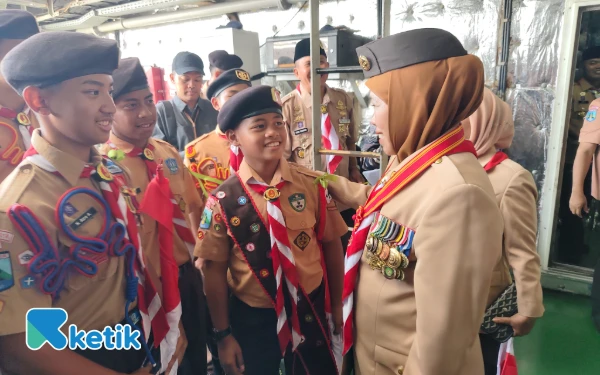 Thumbnail Momen Anak Pramuka Minta Foto Tapi Tak Punya HP! Ini Reaksi Khofifah yang Bikin Kagum