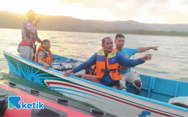 Thumbnail Sekoci Kapal KM. Anugrah Samudera Terbalik di Teluk Pacitan, Tiga ABK Berhasil Diselamatkan