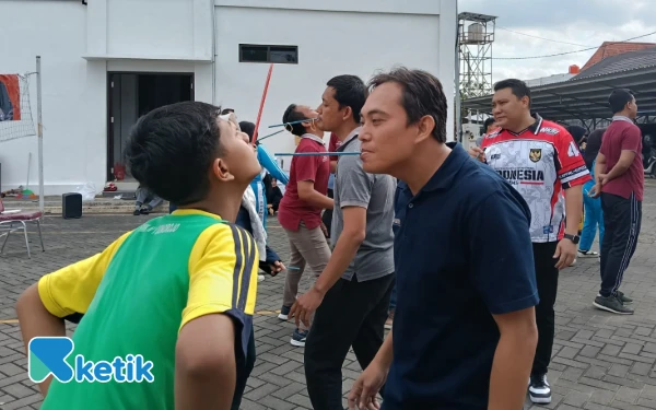 Thumbnail Serunya Agustusan di Disdagnaker Pacitan: Ada Volly Geber-Estafet Mukul Paku