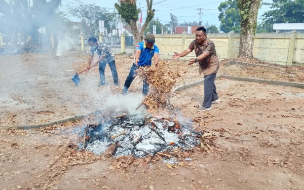 Thumbnail Berita - Jaga Kebersihan Lingkungan, Dinkes Aceh Singkil Lakukan Aksi Bersih-Bersih