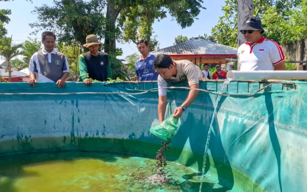 Thumbnail Berita - Tebar 2.000 Bibit Lele, Kalapas Kediri Dorong Pemberdayaan WBP dan Ketahanan Pangan