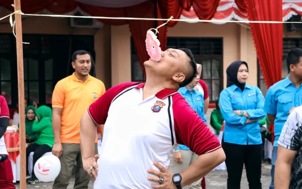 Thumbnail Berita - Momentum Kebersamaan, Kapolres Labuhanbatu Ikut Lomba Bareng Warga