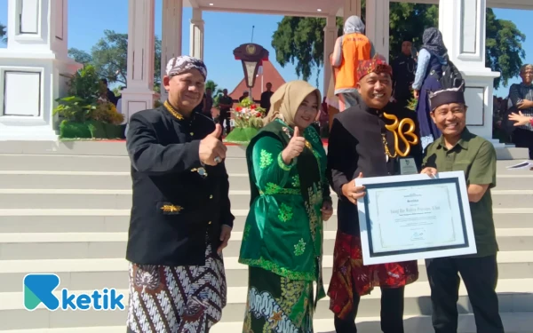 Thumbnail Bupati Situbondo Yusuf Rio Terima Penghargaan Tokoh UMKM 2025 dari Radar Banyuwangi Jawa Pos Group