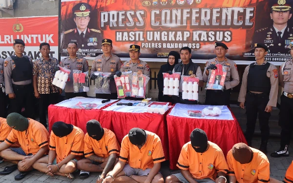 Thumbnail Berita - Polres Bondowoso Bongkar 7 Kasus Narkoba dan Obat Terlarang, 9 Orang Diciduk