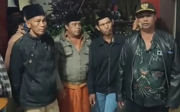 Thumbnail Berita - Diduga Memeras Kepala Desa, Tiga Anggota LSM Digelandang ke Polres Lumajang