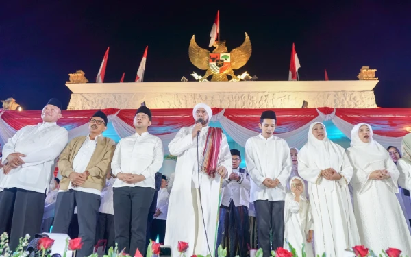Thumbnail Khusyuk! Khofifah dan Ribuan Warga Jatim Gelar Zikir dan Sholawat Syukuran 80 Tahun Kemerdekaan RI