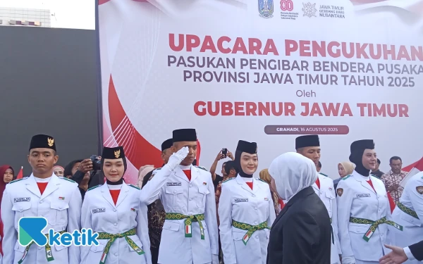 Thumbnail Khofifah Kukuhkan 76 Paskibraka Jatim, Pesan Haru Mengiringi Prosesi Sakral di Grahad