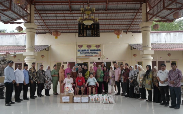 Thumbnail Berita - Pemerintah dan TP PKK Kabupaten Asahan Salurkan Bantuan Sembako Jelang HUT Ke-80 RI