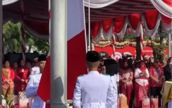 Thumbnail Momen Bendera Terbalik di Balai Kota Surabaya, Ketua Komisi A Dorong Seleksi Paskibra Lebih Ketat