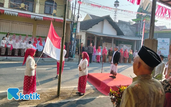 Thumbnail Berita - Warga Ngrebo Rayakan HUT ke-80 RI dengan Upacara Jalanan hingga Tabur Bunga