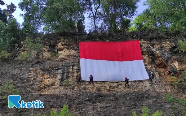 Thumbnail Berita - HUT RI ke-80: Bendera Merah Putih 20x15 Meter Berkibar di Tebing Nggelon Pacitan