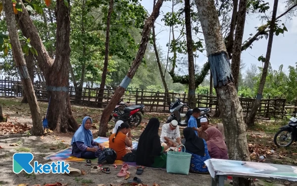 Thumbnail Berita - HUT ke-80 RI di Aceh Singkil, 1.400 PPPK Dilantik: Usai Upacara, Keluarga Rayakan dengan Santap Siang di Pantai