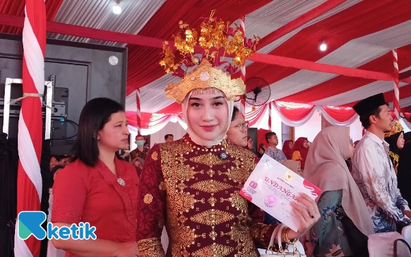 Thumbnail Semarak Upacara HUT Ke-80 RI di Grahadi! Dihadiri Ribuan Warga, Influencer Hingga Bule Prancis