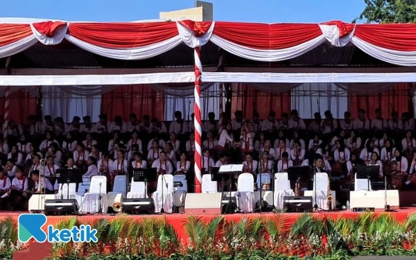 Thumbnail SALUT! Mahasiswa Biologi Ini Jadi Pelatih dan Konduktor Paduan Suara Upacara HUT ke-80 RI di Grahadi