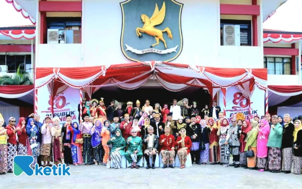 Thumbnail Berita - Bupati Sumenep dan ASN Kompak Kenakan Pakaian Adat Nusantara pada HUT Ke-80 RI