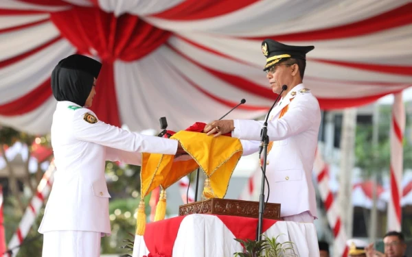 Thumbnail Berita - Upacara Kenaikan Bendera HUT ke-80 di RI Kota Batam, Amsakar - Li Claudia  Ajak Warga Refleksi Kemerdekaan
