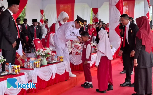 Thumbnail Dua Bocah SD Menyisipkan Semangat Kecil di Upacara Besar Halmahera Selatan