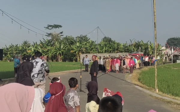 Thumbnail Berita - Anggota DPRD Lumajang Deddy Firmansyah Gelar Upacara Agustusan Unik Bersama Warga