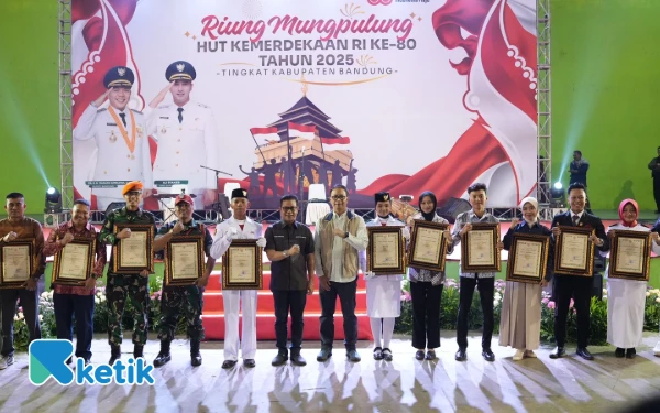 Thumbnail Berita - Semua Petugas Upacara HUT RI ke-80 Dapat Hadiah Beasiswa dari Bupati Bandung