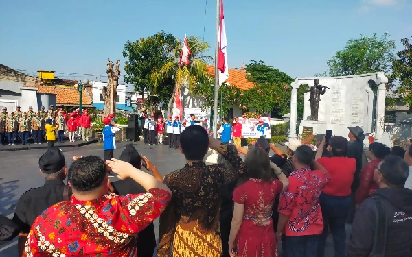 Thumbnail HUT ke-80 RI, Upacara Khidmat di Makam Pahlawan WR Soepratman Satukan Komunitas Surabaya