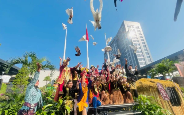 Thumbnail Hotel Grand Mercure Malang Mirama Lepas 300 Merpati di Upacara HUT Ke-80 RI