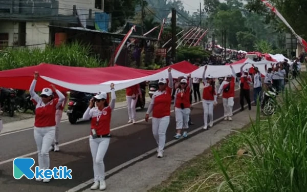 Thumbnail Tempuh Jarak 35 Km, Ribuan Warga Kabupaten Malang Kirab Bendera Merah Putih
