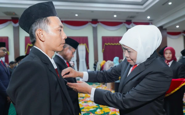 Thumbnail Gubernur Khofifah Sematkan Satyalancana Karya Satya ke 576 ASN Jatim, Serukan Peningkatan Kualitas Pendidikan