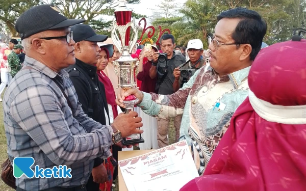 Thumbnail Berita - Dibuka Bupati, Ribuan Warga Aceh Singkil Padati Karnaval dan Marching Band HUT ke-80 RI