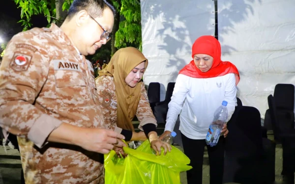 Thumbnail Aksi Heroik Khofifah Punguti Sampah Tengah Malam Usai Pesta Rakyat! Siap Ganti Kerusakan Taman Apsari