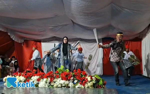 Thumbnail Camat Obi Barat Bersama Isteri Meriahkan Penutupan Lomba HUT RI ke-80 dengan Tarian Cakalele