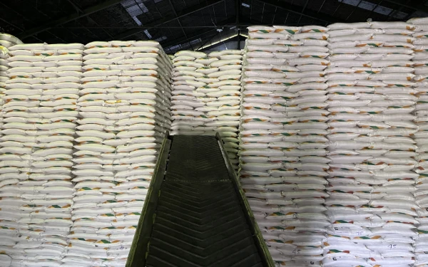 Thumbnail Berita - 9 Ribu Ton Gula Petani Tak Terjual, Benarkah Karena Gula Rafinasi Beredar di Pasaran?