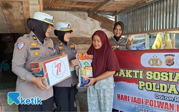 Thumbnail Berita - Peringati HUT Ke-77, Polwan Polda Aceh Salurkan Sembako untuk Warga Kurang Mampu