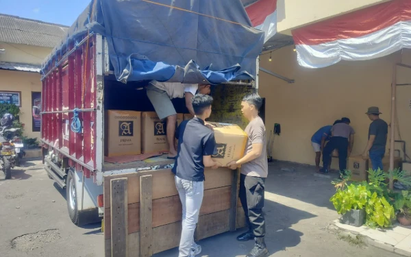 Thumbnail Berita - Polisi Gagalkan Penyelundupan Ribuan Botol Arak Bali di Jember, Tepat di Hari Kemerdekaan