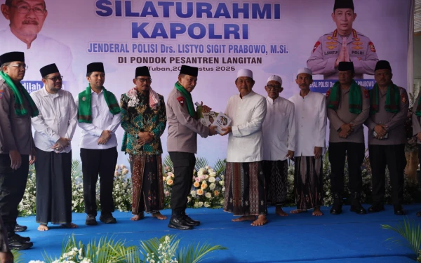 Thumbnail Berita - Kapolri Listyo Sigit Prabowo Bersilaturahmi ke Ponpes Langitan Tuban