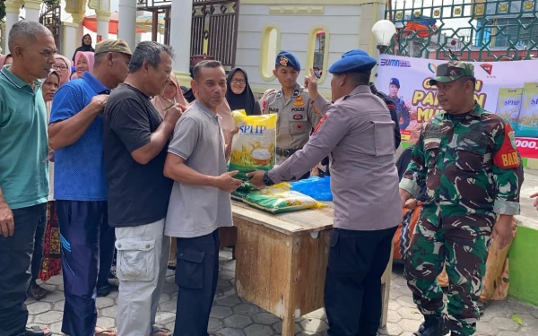Thumbnail Berita - Brimob Aceh dan Bulog Gelar Pasar Murah, 5 Ton Beras Disalurkan di Aceh Besar dan Pidie