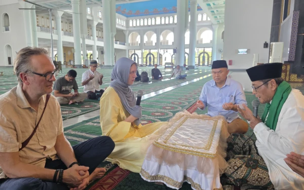 Thumbnail Lisa! Bule Belanda Atheis Pilih Islam Setelah Belajar di UGM, Ini Kisahnya yang Menyentuh