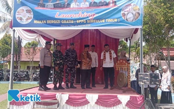 Thumbnail Berita - Bupati Simeulue Resmikan Program Makan Bergizi Gratis di SMAN 1 Sinabang