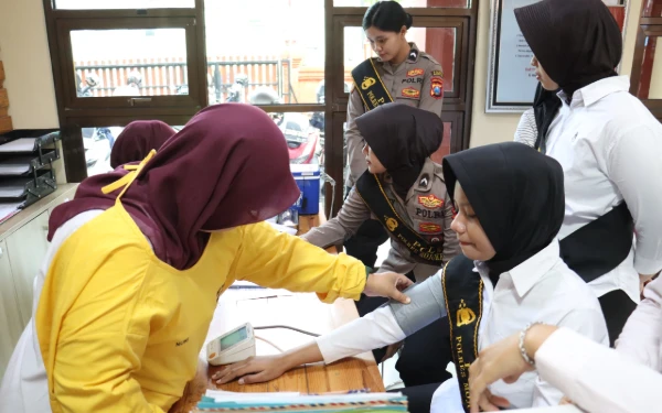 Thumbnail Berita - Setetes Darah untuk Kemanusiaan, Polwan Mojokerto Gelar Donor Darah di HUT ke-77