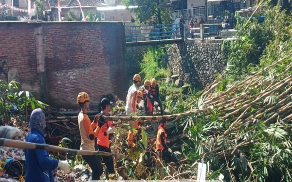 Thumbnail 11 Rumah Rusak Akibat Hujan Deras Disertai Angin Kencang di Kota Batu
